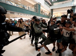 В Гонконге полиция задержала пятерых подростков по подозрению в убийстве человека во время акций протеста