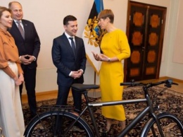 Президент Эстонии объяснила, зачем подарила Зеленскому велосипед