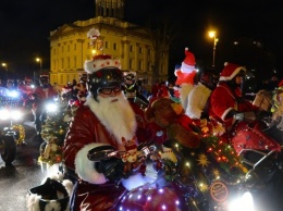 Санта Клаусы ушли в отрыв: в Берлине прошел самый необычный мотопробег - яркие фото