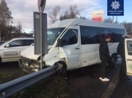 На трассе под Киевом ДТП, маршрутку нанизало на отбойник