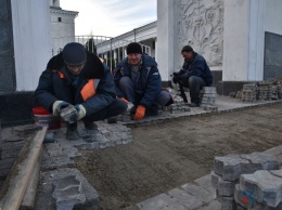 Строители укладывают последние квадратные метры тротуарной плитки на ж/д вокзале в Симферополе (ФОТО)