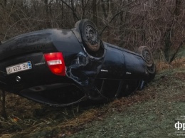 В Днепре автомобиль перевернулся на скользкой дороге и улетел в овраг