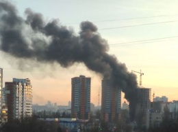 В Киеве загорелась недостроенная высотка: что известно