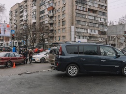 В Днепре на проспекте Поля столкнулись Renault и Mitsubishi: образовалась пробка