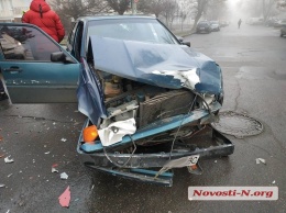 В Николаеве столкнулись «Вольво» и «Хонда» - в аварии пострадали две девушки (ФОТО)