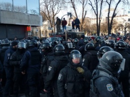 5 митингов, драки с полицией и слезоточивый газ: что происходит в Киеве под Верховной Радой