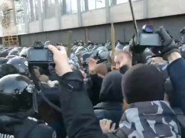 Киеве Майдан: под Радой митингующие дерутся с полицией - в ход может пойти тяжелая техника