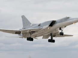 У бомбардировщика Ту-22 во время полета отказал двигатель.Он сел на грунт под Астраханью