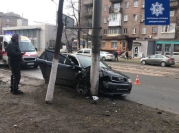 В Мариуполе водитель на Audi спасал пешехода и врезался в столб,- ФОТО