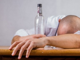 Ученые рассказали о самом опасном алкоголе: водку - не запивать