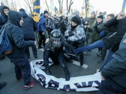 Зеленка и палатки: на митинге в центре столицы произошли столкновения (Обновляется)