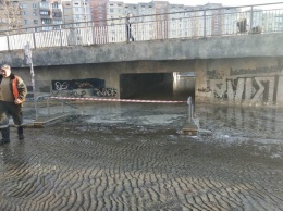 В Киеве на Оболони прорвало трубу и затопило подземный переход: видео
