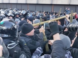 Полиция снесла палатку протестующих под Радой (видео)