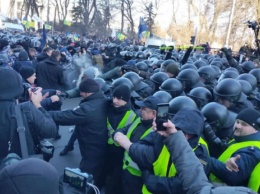 Полиция дубасила всех подряд, не разбираясь - Бевз о стычках возле парламента