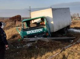 В Сумской области поезд протаранил грузовик, который пытался проскочить на «красный» (фото)
