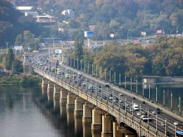 На мосту Патона в Киеве просел асфальт: движение частично ограничили