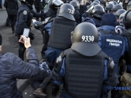 Активисты пикетируют отдел полиции, где находятся задержанные под Радой