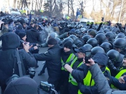 Митинги под Радой: задержано около 30 человек, пострадавших - почти 20