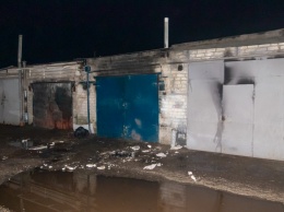 В Днепре на Тополе прогремел взрыв: сгорел автомобиль, несколько гаражей повреждены