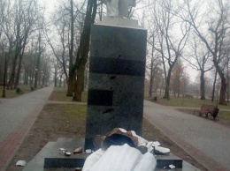 В Харькове разрушили памятник Горькому