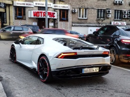 В Украине засняли яркий тюнингованный суперкар Lamborghini