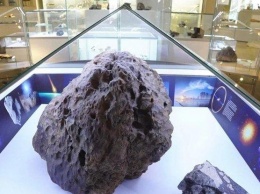 В российском музее загадочно поднялся в воздух купол над осколком Челябинского метеорита (видео)