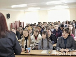 Николаевским студентам рассказали как противостоять домашнему насилию, - ФОТО