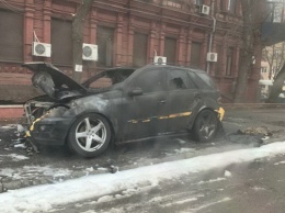 «Сгорела дотла»: в центре Днепра сожгли машину