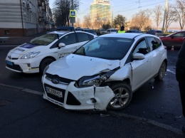 В Днепре на Набережной столкнулись Mercedes и Ford: есть пострадавшие