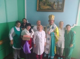 В Николаеве Святой Николай посетил гериатрический пансионат и поздравил его обитателей