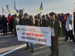 Противники земельной реформы снова перекрыли движение транспорта на трассе Одесса-Киев (фото)