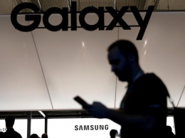 Появились живые фото нового смартфона Samsung с гибким экраном