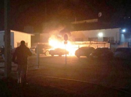 На Подоле сгорело два автомобиля: полиция ищет причины возгорания
