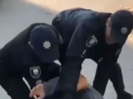Полицейские на боди-камеры сняли издевательства над задержанным
