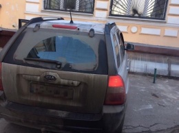 В Харькове водитель легкового авто перекрыл выезд из больницы и ударил врача, - ФОТО