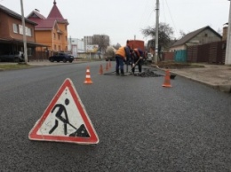 В Черкассах дорожники закатали в асфальт десятки люков: теперь дорогу уничтожают. Видео, фото