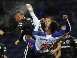 В Кубке Португалии нападающий "Порту" в высоком прыжке ногой нанес жестокую травму сопернику