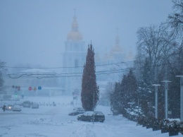 Колонна Камазов везет в Киев снег: сегодня столицу засыпят