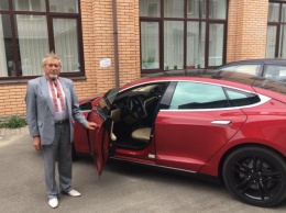 Дедушка, рассекающий на Tesla, признался, как заработал на такое дорогое авто