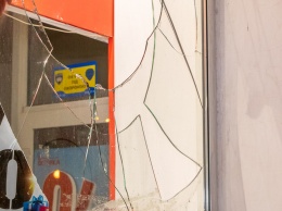 В центре Днепра разбили витрину магазина