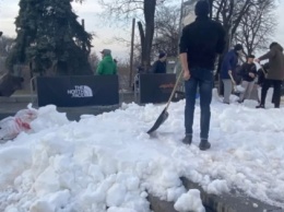 В Киев привезли 5 КамАЗов карпатского снега