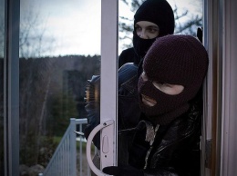 В Запорожской области вооруженные грабители напали на 15-летнюю девочку, которая осталась дома одна