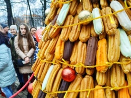 Киевляне побили рекорд Украины, создав сладкую елку из 1,5 тысячи эклеров