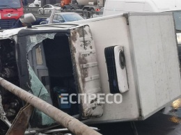 В результате ДТП в Киеве салон грузовика насквозь пронзило отбойником