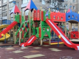 В Мелитополе вокруг самой крутой детской площадки высадили аллею хвойных деревьев (фото, видео)