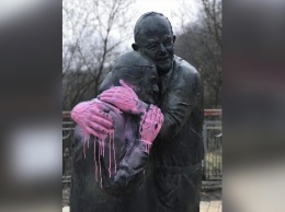 В центре Киева вандалы облили краской скульптуру «История любви»