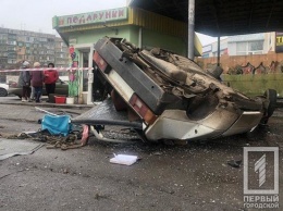 "Таврия" - влепешку, колеса вырвало вместе с мостом: в Кривом Роге легковушка перевернулась и влетела в МАФ, - ФОТО