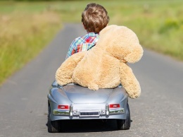 Трехлетний малыш на машинке выехал на магистраль, чтобы спасти отца