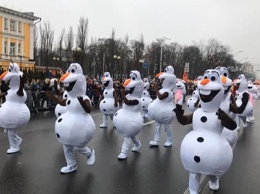 По Киеву прошел новогодний парад с белыми медведями и снеговиками