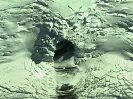 Принадлежит инопланетянам? В Антарктиде нашли загадочную пещеру. Фото и видео